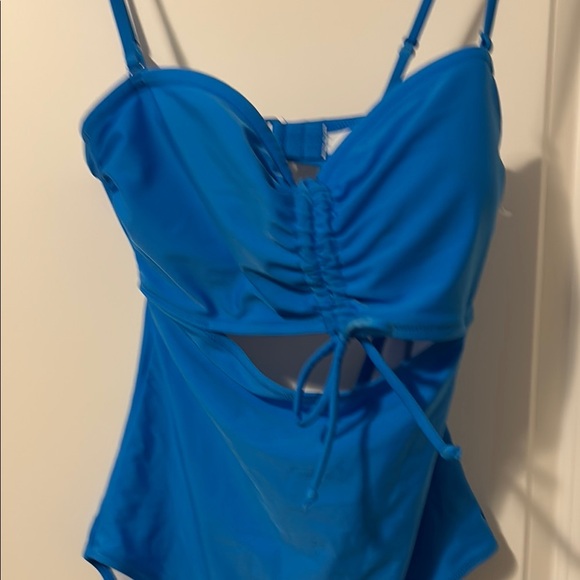 Gorgeous One-Piece Swimsuit with cut out! Sz M. Ruching adjustable - Picture 2 of 6